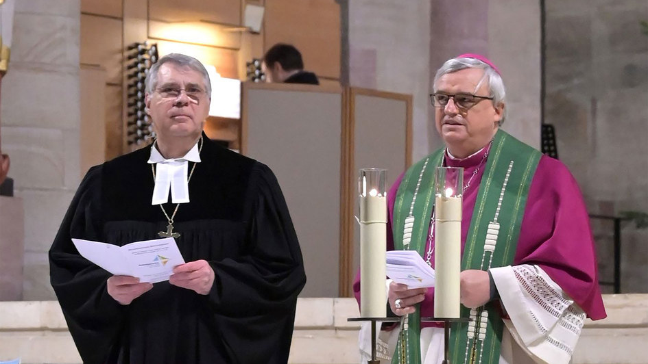 Christian Schad (links) und der Speyerer Bischof Karl-Heinz Wiesemann