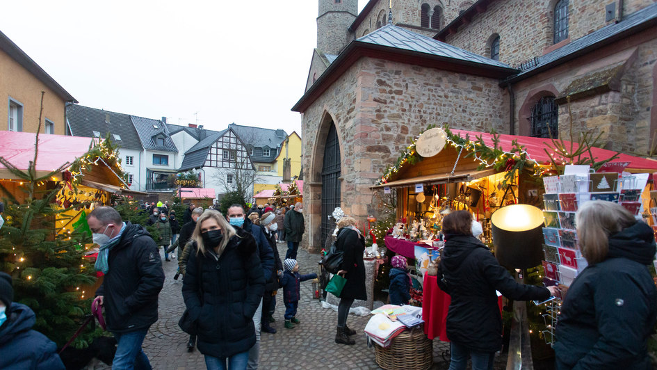 Weihnachtsmarkt an der Kirche in Bad Münstereifel