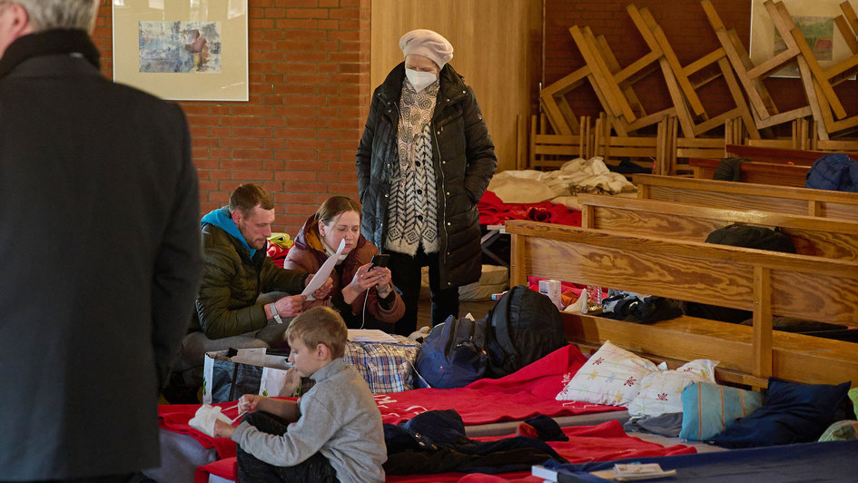 Flüchtlinge in einer provisorischen Unterkunft in einer Kirche