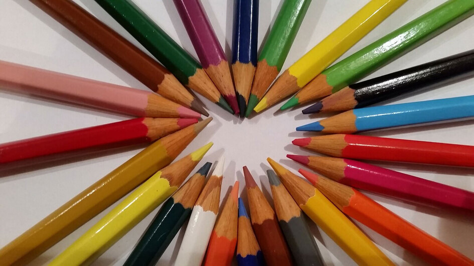 Kreis mit bunten Stiften