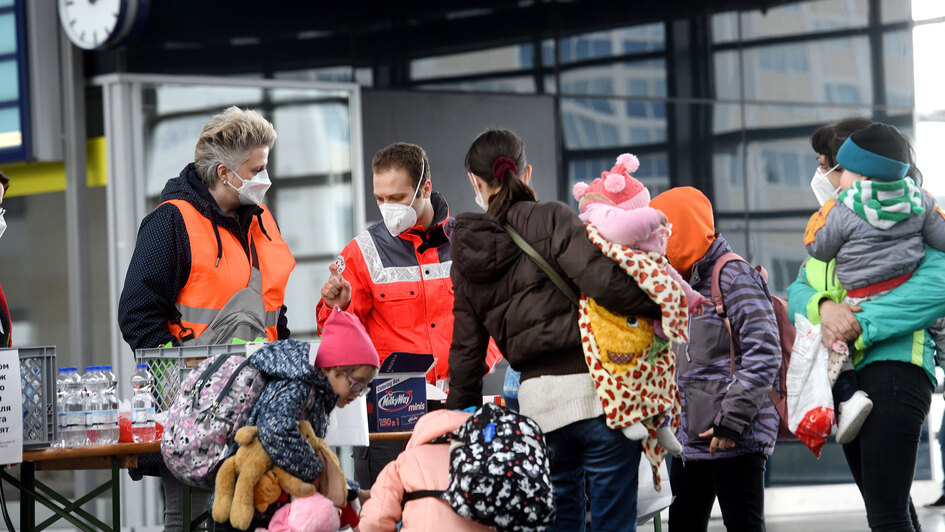 (Symbolbild) Frauen mit Kindern aus der Ukraine kommen täglich mit Zügen nach Deutschland und werden von ehrenamtlichen Helfern empfangen.