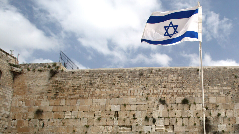 Israelische Flagge vor der Klagemauer in Jerusalem