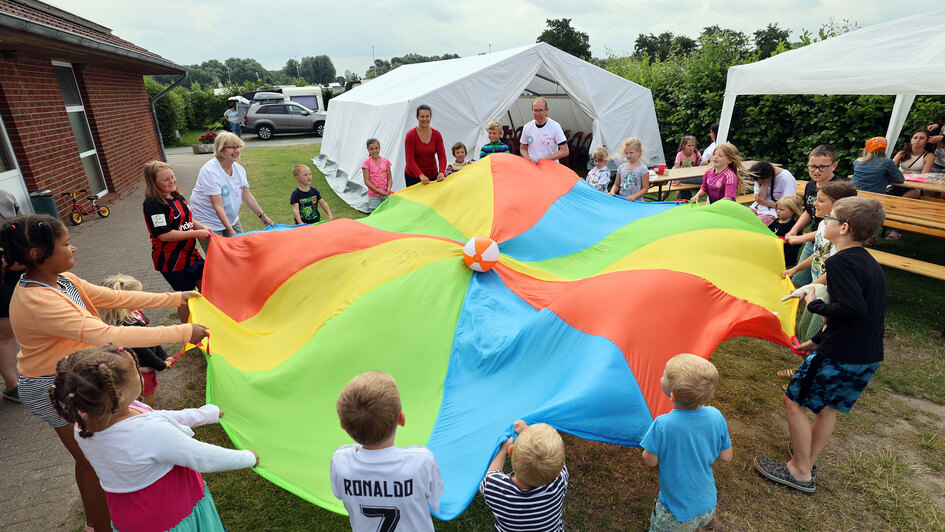 Kirche unterwegs auf dem Campingplatz Achtern Diek in Otterndorf an der Nordseeküste