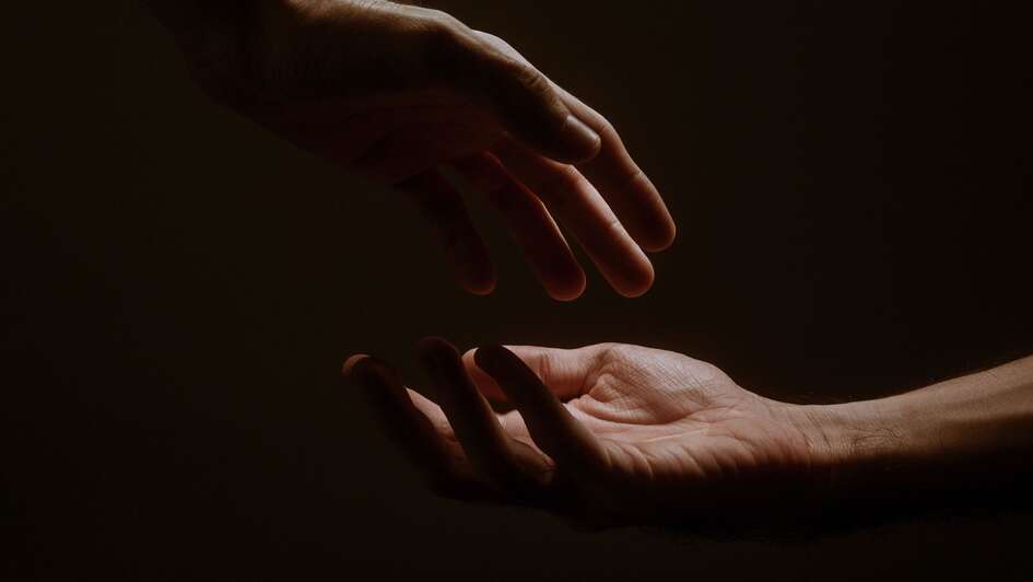 Zwei Hände übereinander