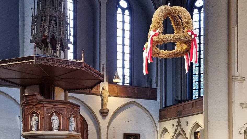 Erntekrone neben dem Altar der Kirche St. Petri Hamburg