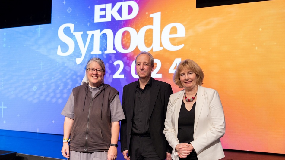 Gruppenbild Nicole Grochowina, Christian Stäblein und Susanne Bei der Wieden nach ihrer Wahl in den Rat der EKD