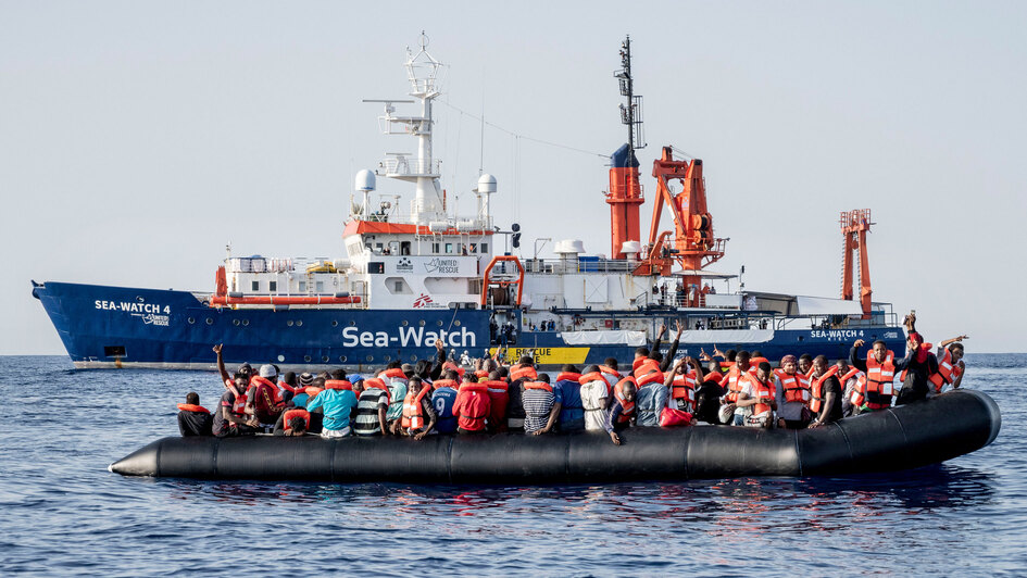 Das deutsche Rettungsschiff 'Sea-Watch 4' rettete am 23.08.2020 vor der libyschen Kueste 97 Menschen aus der Seenot.