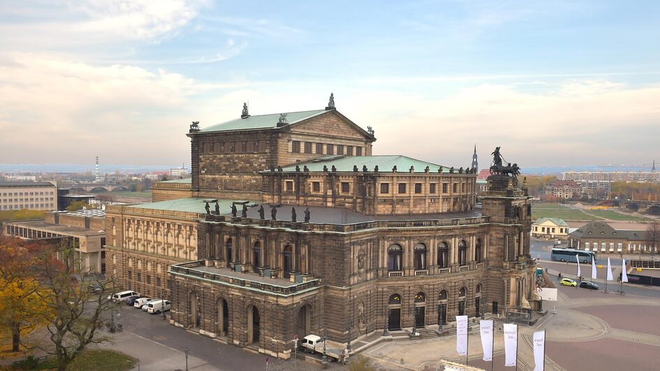 Blick vom Dach der Gemaeldegalerie Alte Meister des Semperbaues des Dresdner Zwingers auf die Semperoper am 05.11.2018 in Dresden.