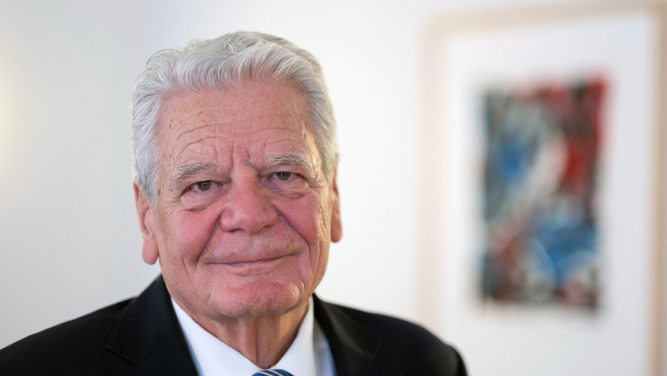 Seine Karriere war Joachim Gauck (Foto vom 20.01.2025) nicht in die Wiege gelegt. Geboren im Krieg, verbrachte er eine praegende Lebenszeit in der DDR. Gauck wurde Pfarrer, spaeter Bundespraesident. Am 24. Januar wird er 85 und ist weiter ein gefragter Ge