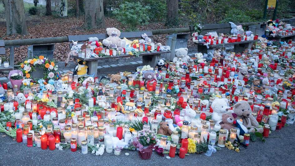 Plueschtiere, Blumen und Kerzen am Tatort im Park Schoental in Aschaffenburg am Sonntag (26.01.2025) zum Gedenken der Opfer des toedlichen Messerangriffs. Am Mittwoch (22.01.2025) waren bei einer Messerattacke in Aschaffenburg ein zwei Jahre altes Kita-Ki