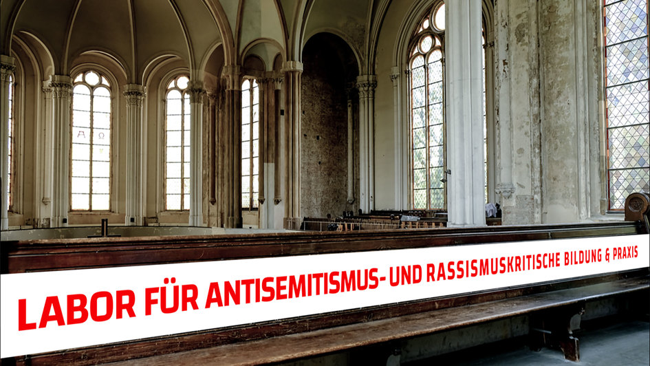 Sruchband: Labor für antisemitismus- und rassismuskritische Bildung und Praxis im Innenraum einer Kirche