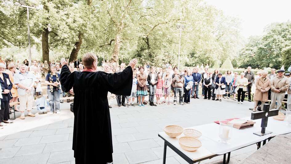 Segen beim Himmelfahrts-Gottesdienst in Berlin Steglitz.