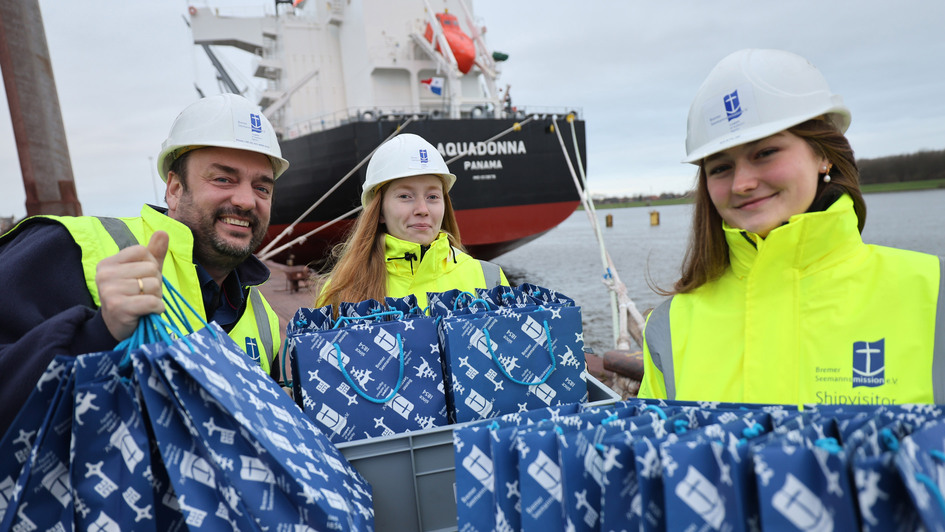 Die Bremer Seemannsmission besucht am 03.12.24 im Hafen von Bremen den nagelneuen Erzfrachter „Aquadonna“, dessen Ladung dort gerade geloescht wird. Sie bringen Weihnachtstueten fuer alle Bordmitglieder.