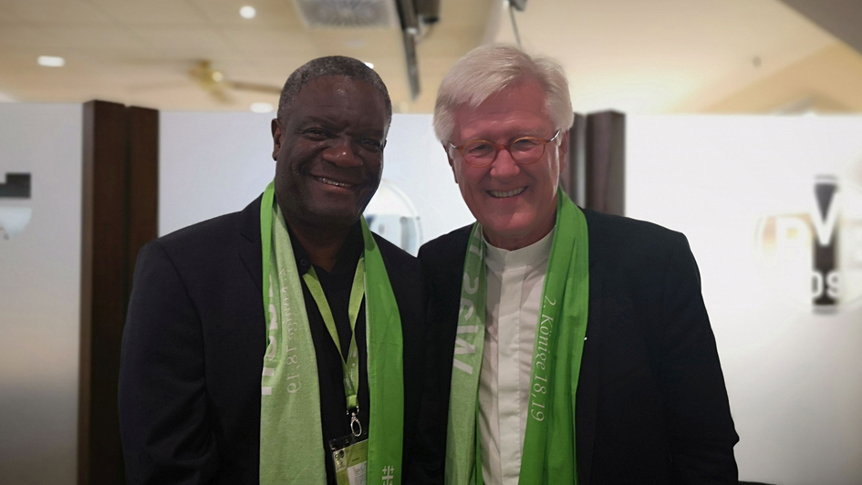 Friedensnobelpreisträger Denis Mukwege aus dem Kongo trifft den EKD-Ratsvorsitzenden Heinrich Bedford-Strohm am 21. Juni 2019 auf dem Evangelischen Kirchentag in Dortmund