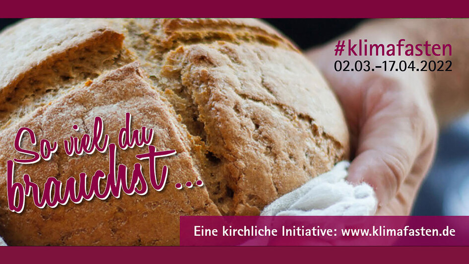 Motivbild Klimafasten: Hände mit frisch gebackenem Brot Motivbild Klimafasten: Hände mit frisch gebackenem Brot