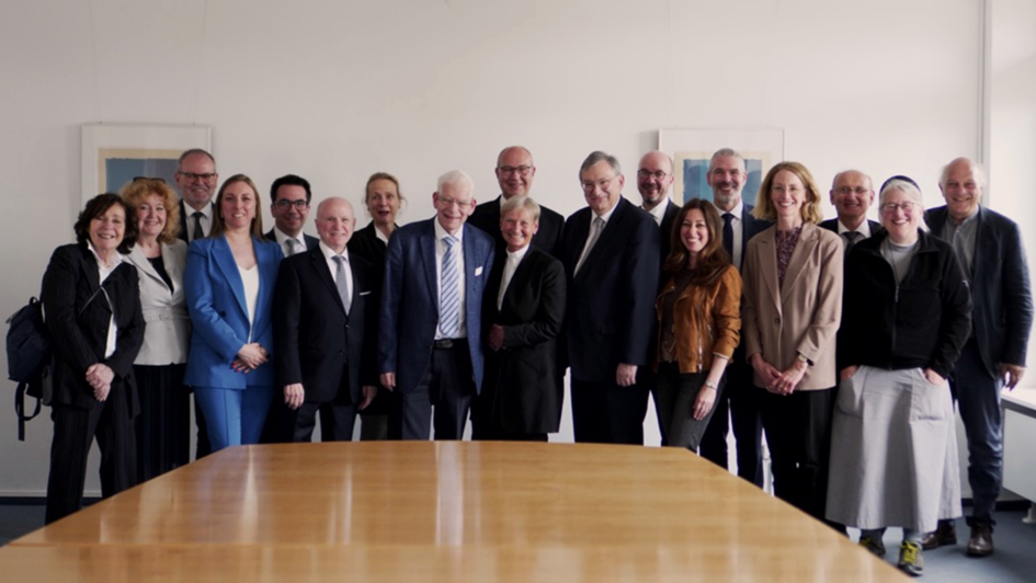Gruppenfoto, Treffen des Zentralrats der Juden in Deutschland und einer Delegation des Rates der EKD Gruppenfoto, Treffen des Zentralrats der Juden in Deutschland und einer Delegation des Rates der EKD