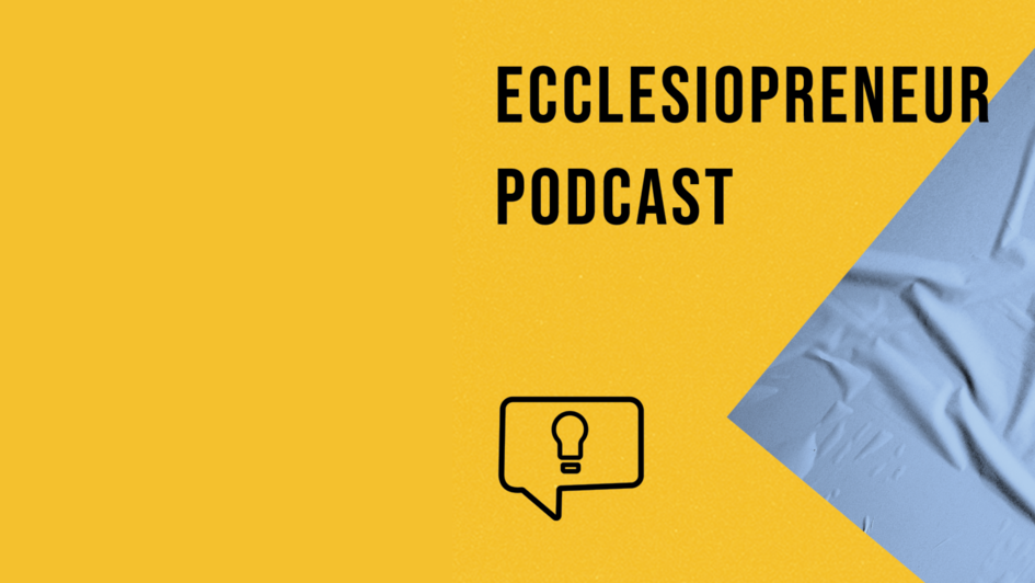 Weißes Tuch oder Blatt auf gelbem Grund. Darauf Text: Ecclesiopreneur Podcast und ein Piktogramm: Glühbirne in Sprechblase.