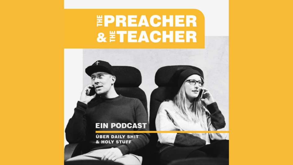 Logo des Podcasts: Steve und Annekathrin sitzen nebeneinander mit einem Smartphone am Ohr. Darauf Text: The Preacher and the Techer. Ein Podcast über Daily Shit & Holy Stuff.