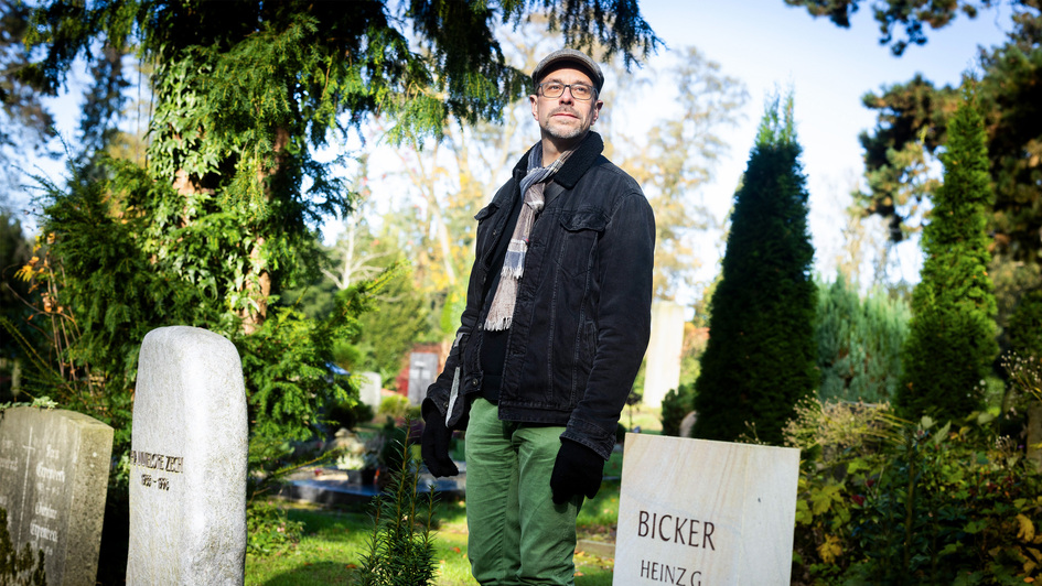 Thomas Achenbach, Autor und Trauerbegleiter auf einem Friedhof