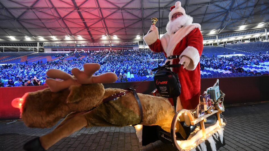 Von 'Jingle Bells' bis 'O du froehliche': Rund 6.000 Menschen haben sich am Donnerstagabend beim ersten Stadionsingen in Hannover zu einem Mega-Chor vereint und weihnachtliche Hits angestimmt (Foto vom 15.12.2022).