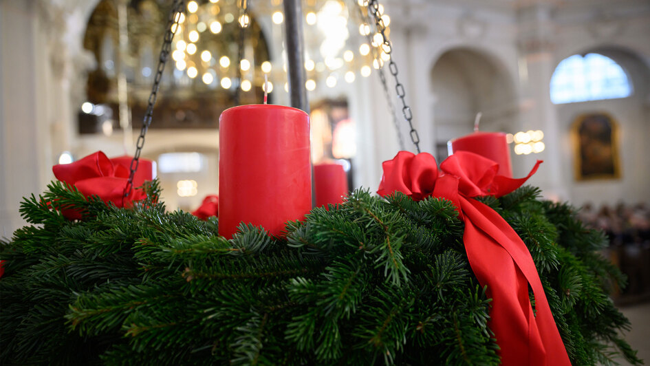 Foto vom 01.12.2024: Adventskranz in der St. Stephanskirche in Bamberg.