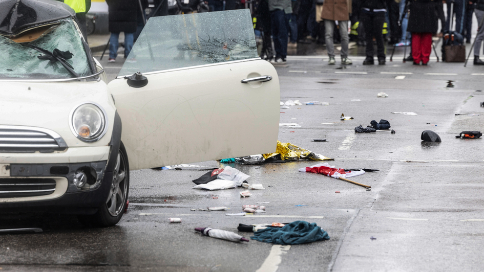 Ein Mini Cooper ist am Donnerstagvormittag (13.02.2025) bei einer Verdi-Demonstration in Muenchen in eine Menschengruppe gefahren.