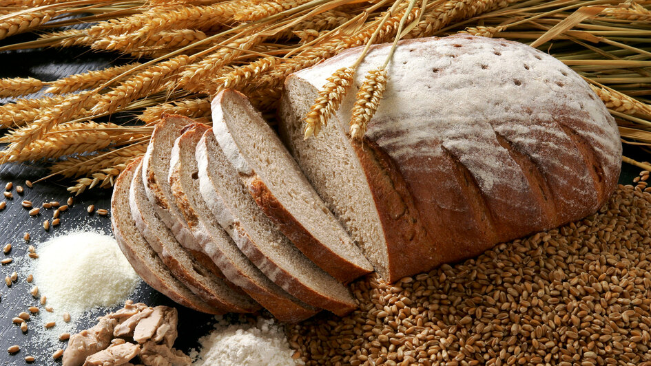 Symbolbild:  Brot, Salz, Hefe, Weizenmehl und Weizenkörnern