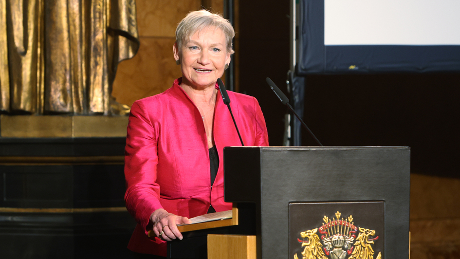 Kirsten Fehrs bei Ihrer Laudatio am Pult bei der Verleihungsfeier