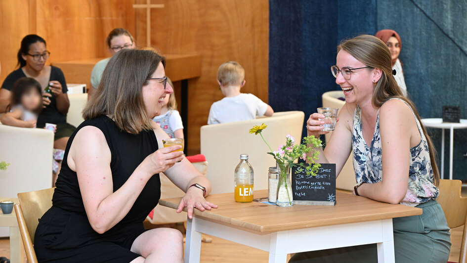 Besucher der 'Cafedrale C41' der Evangelischen Maria-Magdalena-Gemeinde in Mainz (26.06.2024).