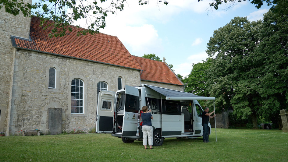 Wohnmobil von Simon und Maria Gabruesch vor der Kirche der Markus-Gemeinde am Elm in Evessen (Foto vom 23.05.2024)
