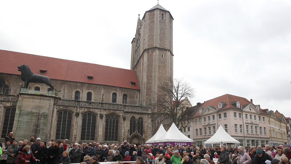 Vorplatz des Braunschweiger Doms bei einer Veranstaltung 2017 zum Reformationsjubiläum (Archivbild)