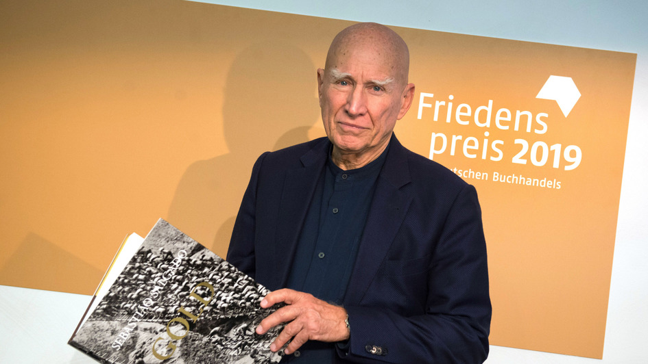 Der Fotograf Sebastiano Salgado mit einem seiner Bildbände auf einer Presskonferenzt, er erhält 2019 den Friedenspreis des Deutschen Buchhandels.