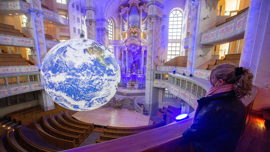 Kunstaktion in der Dresden Frauenkirche: große Weltkugel in der Kirche