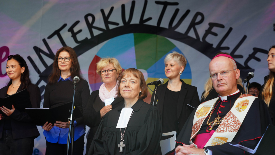 Mit einem oekumenischen Gottesdienst im Freien haben die westfaelische Praeses Annette Kurschus (li.) und Ruhrbischof Franz-Josef Overbeck (re.) am Sonntag (24.09.2023) in Bottrop die Interkulturelle Woche eroeffnet.