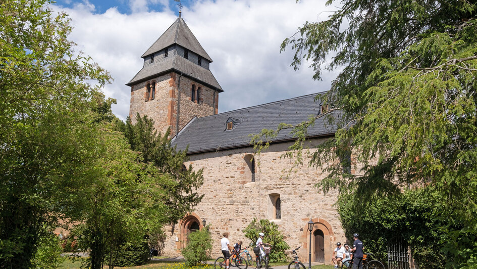 Die Nikolaikirche in Caldern (Foto vom 19.07.2020). Die evangelische Nikolaikirche in Caldern noerdlich von Marburg ist eine Radwegekirche. Sie liegt direkt am Lahntal-Radweg und ist von Ostern bis zum Reformationstag taeglich geoeffnet.