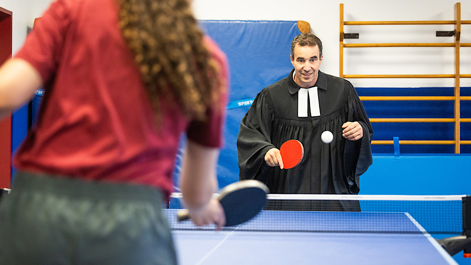 Pastor Christian Bode aus Osnabrueck spielt mit seiner Tochter Henrike Tischtennis