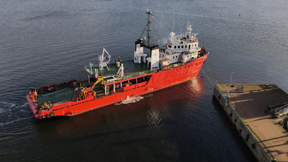 Das ehemalige Offshore-Versorgungsschiff wird derzeit zum Rettungsschiff Sea-Eye 4 umgebaut