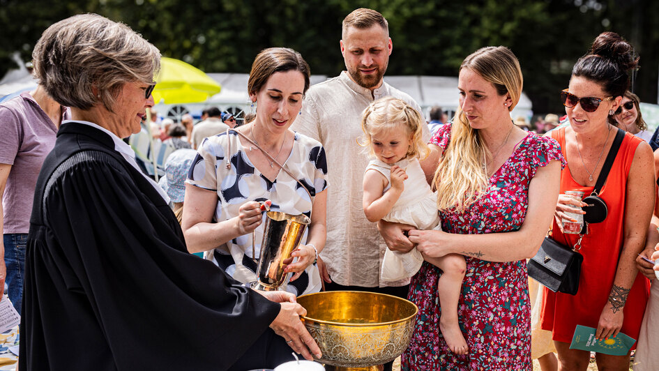 Mehr als 250 Kinder, Jugendliche und Erwachsene sind am Samstag bei einem grossen Tauffest in der Bonner Rheinaue getauft worden (Foto vom 29.06.2024).