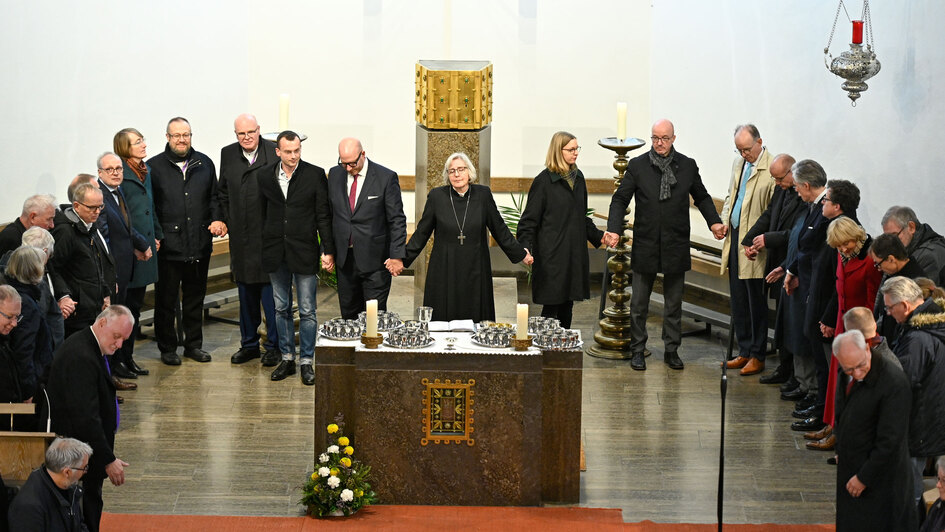 Gottesdienst zur Eroeffnung der 5. Tagung der 13. Generalsynode am Freitag (08.11.2024) in der katholischen Pfarrkirche St. Gertraud in Wuerzburg am Altar Proebstin Martina Helmer-Pham Xuan.