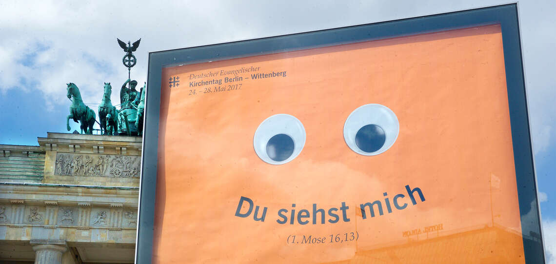 Kampagnenmotiv des Kirchentages 2017 vor dem Brandenburger Tor in Berlin.