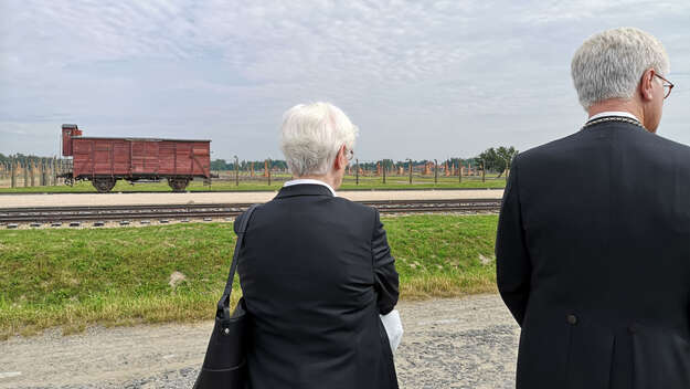 Irmgard Schwaetzer und Heinrich Bedford-Strohm blicken über das Gelände der Gedenkstätte Auschwitz-Birkenau