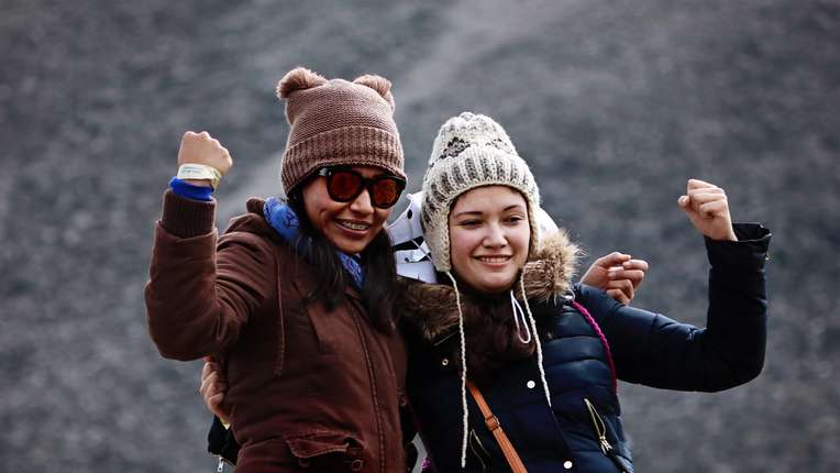 Zwei Mädchen auf einem Berg