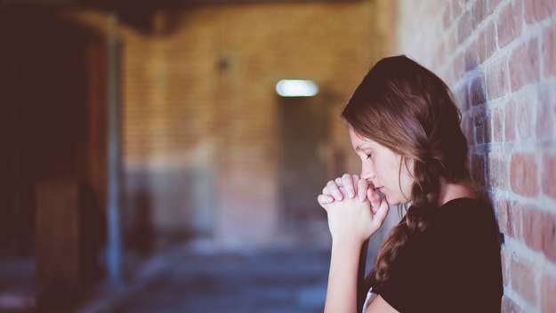 Mädchen betet in einer Kirche