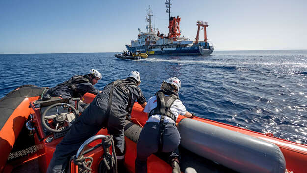 Crewmitglieder der „Sea Watch 4“ im Schnellboot