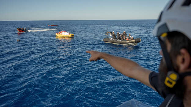 Auf dem Weg in ihr Einsatzgebiet vor der libyschen Kueste wurde die Crew der 