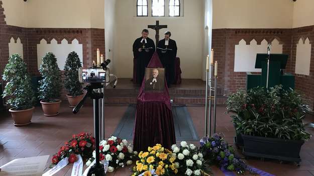 Bischof Markus Dröge (EKBO) und der Leitende Bischof der polnisch-evangelischen Kirche, Jerzy Samiec im Gottesdienst zum Gedenken an Bischof Juliusz Bursche zum 76. Todestag