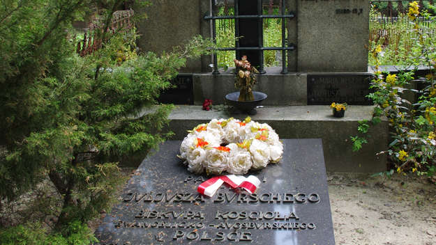 Symbolisches Grab für Bischof Juliusz Bursche auf dem evangelisch-augsburgischem Friedhof in Warschau