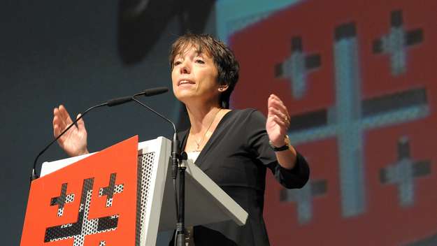 Margot Käßmann am Rednerpult bei einer Bibelarbeit auf dem Deutschen Evangelischen Kirchentag 2009 in Bremen.