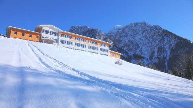 Die CJD Christopherusschulen in Berchtesgaden im Schnee.