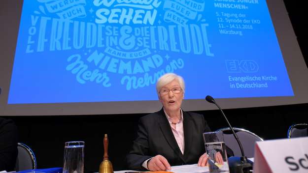EKD-Synodenpraeses Irmgard Schwaetzer auf dem Podium